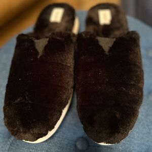 🖤 🆕 Toms Black Plush Slippers